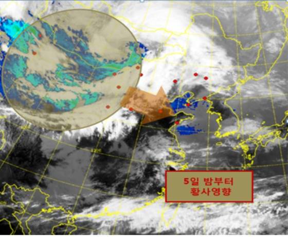 천리안 위성에서 관측한 황사 영역(4일 12시) 및 예상 이동경로 (기상청 제공) © News1