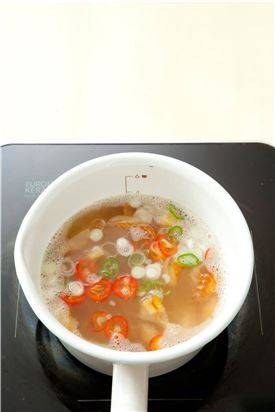 4. 물 3컵을 넣고 끓여 국물이 끓으면 중간불로 줄여서 감자가 익을 때까지 끓여 감자가 익으면 대파, 홍고추, 풋고추를 넣고 다진 마늘을 넣고 소금, 후춧가루로 간을 한다.