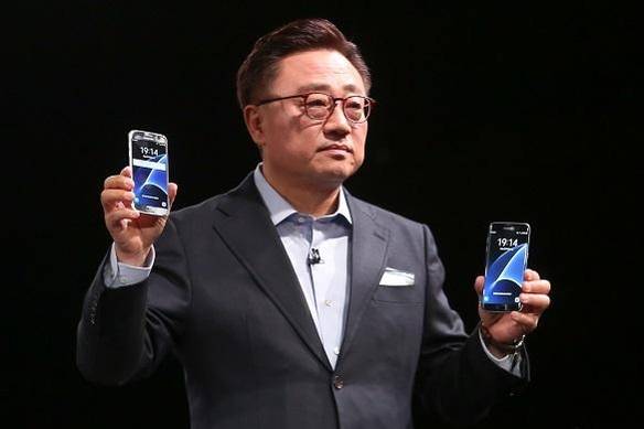 고동진 삼성전자 무선사업부장(사장)이 2월 21일(현지시각) 스페인 바르셀로나에서 열린 신제품 공개행사 무대에 올라 갤럭시S7 시리즈를 소개하고 있다. 삼성전자는 3월 11일 국내 시장에 갤럭시S7을 출시하면서 렌탈폰 프로그램을 함께 선보인다. / 블룸버그 제공