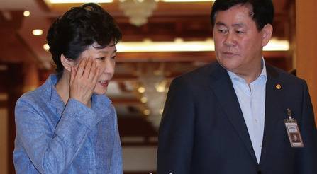 2016년 4·13 총선을 앞두고 친박-비박 갈등이 고조되고 있다. 총선 이후에도 당을 장악하려는 박근혜 대통령과 대선 가도에서 유리한 위치를 점하려는 김무성 대표 간의 ‘힘겨루기’ 때문이다. 박 대통령의 뜻을 한 번도 거스른 적 없는 최경환 의원이 ‘진박 인증 투어’에 나서 거침 없는 발언을 ‘피 토하듯’ 쏟아내고 있다.