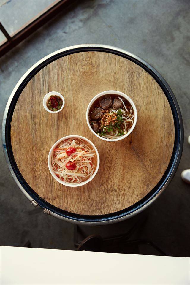 경리단길 '스핀들 푸드 마켓'의 주요 매장 중 하나인 '쏘이연남'의 쏨땀과 태국식 소고기국수.