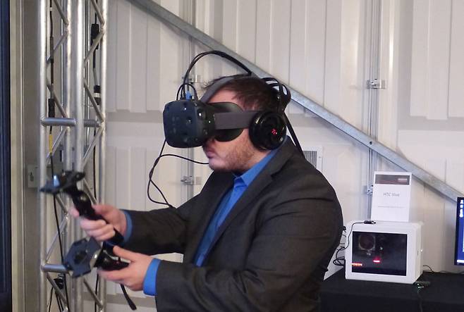 VR 게임을 시연하는 모습
