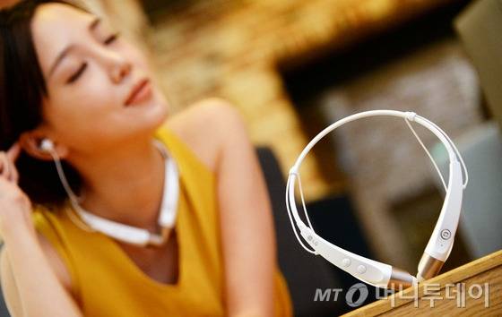 6일 오전 서울 영등포구 여의도동 LG트윈타워에서 모델이 LG 톤플러스(HBS-500 미니)를 선보이고 있다.여성 소비자를 위해 기존 제품보다 넥밴드 길이와 무게를 줄인 톤플러스는 무게 부담을 줄여 최적의 착용감을 제공한다. 2015.7.6/뉴스1  <저작권자 &copy; 뉴스1코리아, 무단전재 및 재배포 금지>