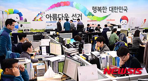 【과천=뉴시스】추상철 기자 = 4.13 국회의원 선거를 41일 앞둔 3일 오후 경기도 과천시 중앙선거관리위원회에서 선관위 관계자들이 분주한 모습을 보이고 있다. 2016.03.03.      scchoo@newsis.com