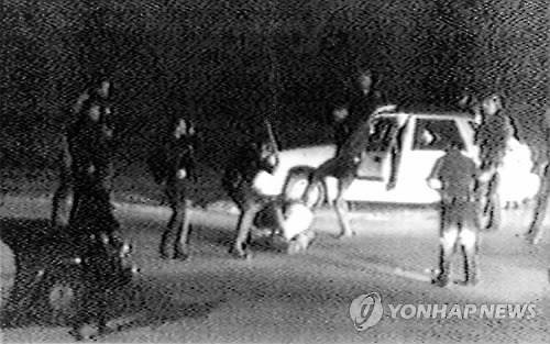 조지 할러데이가 찍은 경찰의 로드니 킹 폭행 동영상 << AP=연합뉴스 자료 사진>>