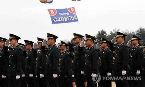 계룡대서 장교합동임관식 (계룡=연합뉴스) 양영석 기자 = 4일 충남 계룡대에서 열린 합동임관식을 통해 6천3명이 장교로 임관한다. 합동임관식 시작에 앞서 예비 장교들이 행사 식순을 익히고 있다. youngs@yna.co.kr