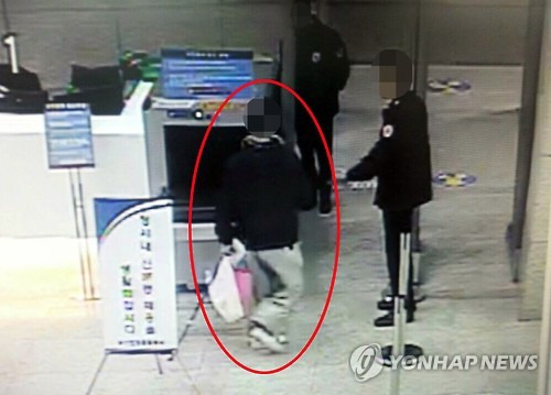 판결에 불만…법원 민원실에 휘발유 뿌려     (부산=연합뉴스) 김재홍 기자 = 법원의 판결에 불만을 품은 이모(66)씨가 4일 오후 부산고등법원 민원실에 휘발유를 뿌리다 붙잡혔다. 이씨는 휘발유를 넣은 생수통을 들고 법원 민원실을 통과하려다 이를 수상히 여긴 청원경찰이 검문하자 이같이 행동했다. 2016.3.4 <<부산경찰청>>     pitbull@yna.co.kr