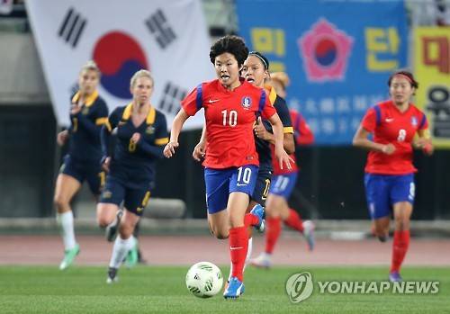 '내가 지소연이다'     (오사카=연합뉴스) 한종찬 기자 = 4일 오후 일본 오사카 얀마 스타디움에서 열린 2016 리우올림픽 여자축구 아시아지역 최종예선 대한민국과 호주의 경기. 지소연이 드리블을 하고 있다.  saba@yna.co.kr