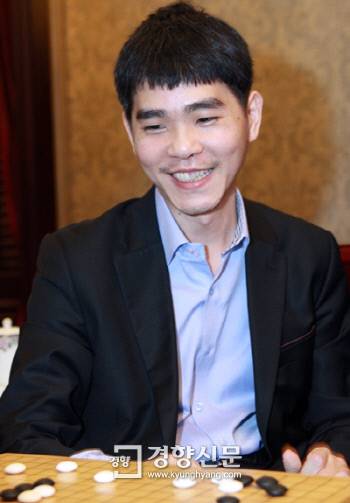 이번 대회에서 유난히 많이 웃고 있는 이세돌 9단.
