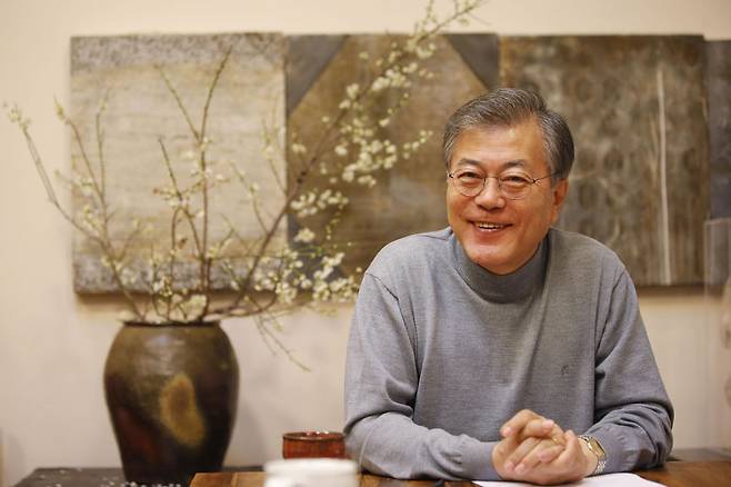 문재인 더불어민주당 전 대표가 6일 오후 경남 양산시 자택에서 대표 퇴임 이후 근황과 최근 현안에 대한 의견을 밝히고 있다. 양산/이정아 기자 leej@hani.co.kr