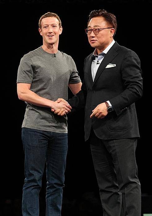 마크 저커버그 페이스북 CEO와 고동진 삼성전자 사장(무선사업부)이 지난 21일 '삼성 언팩'에서 VR시장에서 양사의 협력에 대해 설명하고 있다.