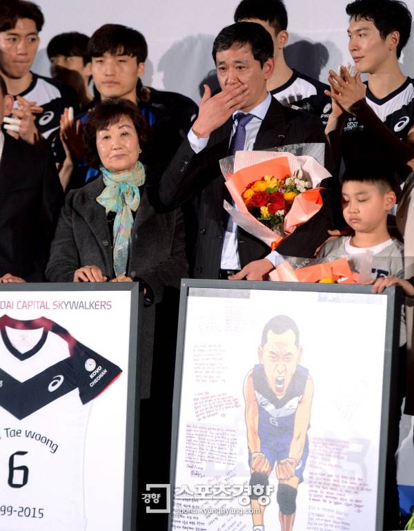 6일 천안 유관순체육관에서 열린 NH농협 2015-2016 프로배구 V리그 남자부 우리카드 대 현대캐피탈의 경기에서 현대캐피탈이 승리하며 18연승을 거뒀다. 경기후 진행된 최태웅 감독의 은퇴식에서 가족들의 꽃다발을 받은 최태웅 감독이 눈물을 흘리고 있다.  천안|김기남 기자 kknphoto@kyunghyang.com