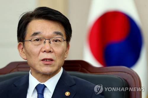 인터뷰하는 강호인 국토교통부 장관     (서울=연합뉴스) 진연수 기자 = 강호인 국토교통부 장관이 2일 오후 서울 서초구 한강홍수통제소에서 연합뉴스와 인터뷰를 하고 있다. 2016.3.6     jin90@yna.co.kr