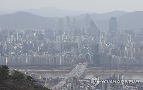 '봄철 불청객' 황사로 뿌연 서울 하늘 (서울=연합뉴스) 김주성 기자 = 올해 처음으로 '봄철 불청객' 황사가 찾아온 6일 오후 서울 남산에서 바라본 서울 하늘이 뿌옇게 보이고 있다.