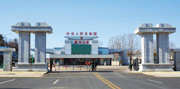 지난 2월24일 북한 나진항과 중국 지린성 훈춘시를 연결하는 취안허세관 앞을 경비병들이 지키고 있다.