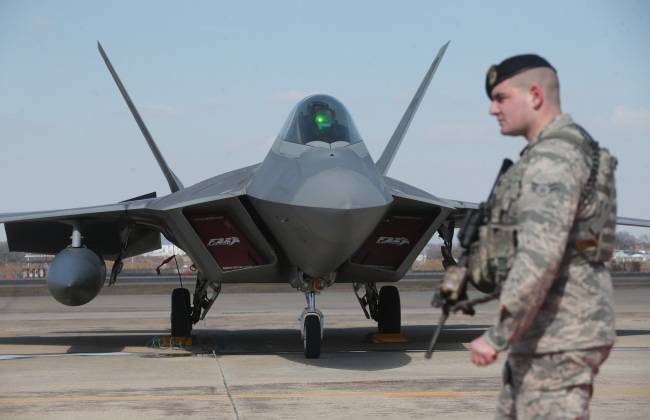 북한의 장거리 로켓 발사와 개성공단 폐쇄 등 한반도에 긴장감이 고조되고 있는 가운데 17일 오후 경기도 평택시 오산공군기지에 세계 최강으로 평가받고 있는 스텔스 전투기 `F-22 랩터`가 착륙해 있다. F-22 랩터는 적의 레이더에 포착되지 않는 스텔스 기능과 함께 250km 밖의 적을 탐지할 수 있는 APG-77 AESA(다기능위성배열) 레이더를 갖추고 있다. <사진공동취재단> 2016.02.17