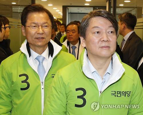 회의실 입장하는 국민의당 지도부      (서울=연합뉴스) 황광모 기자 = 국민의당 안철수, 천정배 공동대표와 국민의당 핵심 지도부들이 7일 오전 서울 마포 당사에서 열린 선거대책위원회에 입장하고 있다.