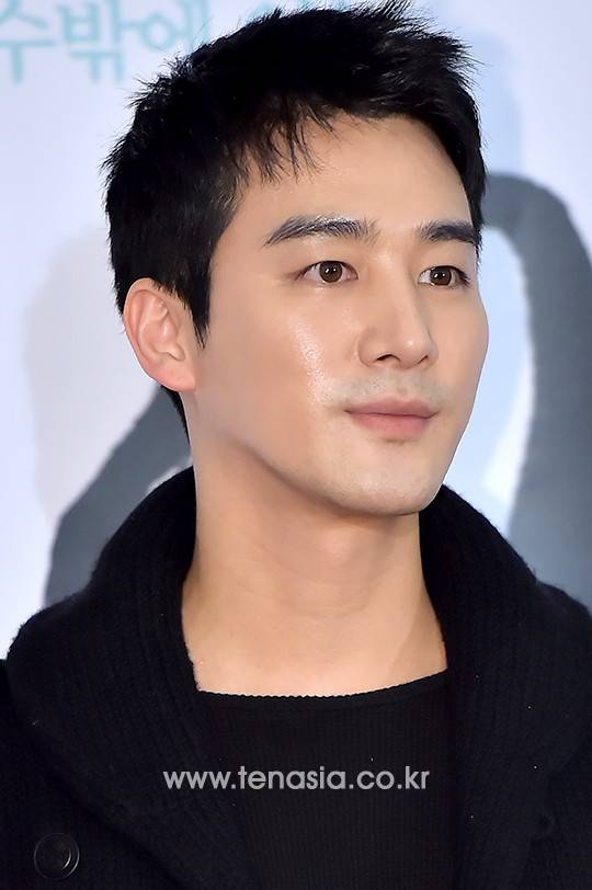 배우 오창석이 포토타임을 갖고 있다.