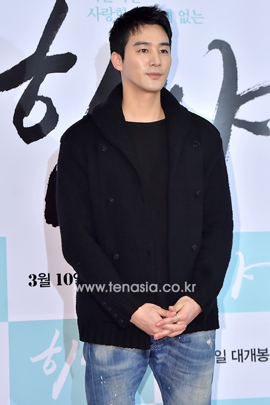 배우 오창석이 포즈를 취하고 있다.