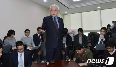 김한길 국민의당 상임 공동선대위원장이 8일 오후 서울 여의도 국회 의원회관에서 열린 기자간담회를 통해 현안에 대한 입장을 밝히고 있다. 2016.3.8/뉴스1 © News1 박지혜 기자