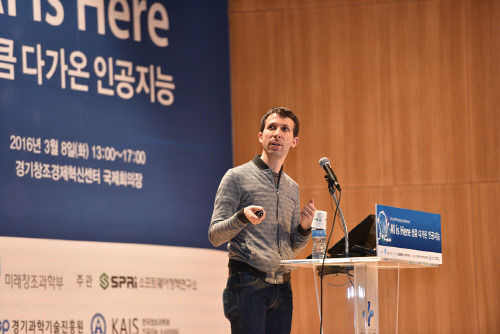 구글 딥마인드의 인공지능 ‘알파고’의 개발책임자 데이비드 실버 교수가 8일 경기창조경제혁신센터에서 알파고의 알고리즘에 대해 강연하고 있다. <사진제공=소프트웨어정책연구소>