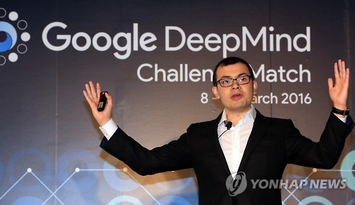 알파고 설명하는 데미스 하사비스     (서울=연합뉴스) 홍해인 기자 = 구글 딥마인드의 CEO 데미스 하사비스가 이세돌 9단과 구글 인공지능 바둑 프로그램 '알파고'와의 맞대결을 하루 앞둔 8일 오전 서울 종로구 포시즌스호텔에서 열린 사전 브리핑에서 알파고에 대해 설명하고 있다. 2016.3.8     hihong@yna.co.kr