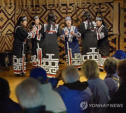 아이누족 전통무용공연(교도.연합뉴스.자료사진)