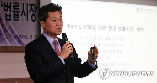 법률시장 개방 대응 특강하는 김봉준 변호사     (서울=연합뉴스) 홍해인 기자 = 김봉준 미국 뉴욕 법무법인 Kim&Bae 대표변호사가 8일 오후 서울 역삼동 변협회관에서 사단법인 법조언론인클럽과 대한변호사협회 공동 주최로 열린 '법률시장 개방에 따른 우리의 대응 방안' 특강에서 2017년 한미 FTA 법률시장 개방에 따른 미국 법률시장 진출 전략에 대해 강의하고 있다.      hihong@yna.co.kr