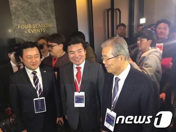 원유철 새누리당 원내대표와 김종인 더불어민주당 비상대책위원회 대표가 9일 오후 서울 광화문 포시즌스호텔에서 열리는 이세돌 9단과 인공지능(AI) '알파고'의 대국을 관전하기 위해 입장하고 있다. 2016.3.9/뉴스1 © News1