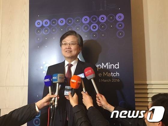 최양희 미래창조과학부 장관이 9일 오후 서울 광화문 포시즌스호텔에서 열리고 있는 이세돌 9단과 인공지능(AI) 프로그램 '알파고'의 바둑 대국을 지켜본 뒤 소감을 말하고 있다. 2016.3.9/뉴스1 © News1