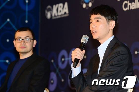 이세돌 9단이 9일 오후 서울 종로구 포시즌스 호텔에서 구글 알파고와의 첫대국을 끝내고 열린 기자회견에서 취재진의 진문에 답하고 있다. 2016.3.9/뉴스1 © News1 민경석 기자
