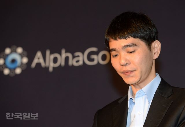 9일 서울 광화문 포시즌스 호텔에서 열린 이세돌 9단과 인공지능 바둑 프로그램 알파고 간 대국이 알파고의 승리로 끝났다. 대국 직후 열린 기자회견에서 이세돌 9단이 고개를 숙이고 있다. 홍인기기자 hongik@hankookilbo.com
