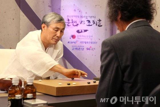 한국 바둑의 조훈현 9단이 26일 오후 서울 성동구 마장로 한국기원에서 조치훈  9단과 한국 현대바둑 70주년 기념대국을 펼치고 있다.20세기 후반 한국과 일본 바둑계를 석권한 두 기사의 전적은 조훈현 9단이 8승3패로 앞서고 있으며 마지막 대결은 2003년 10월 16일 제8회 삼성화재배 8강전으로 당시에는 조치훈 9단이 207수 끝에 흑 불계승했다. 2015.7.26/뉴스1  <저작권자 &copy; 뉴스1코리아, 무단전재 및 재배포 금지>