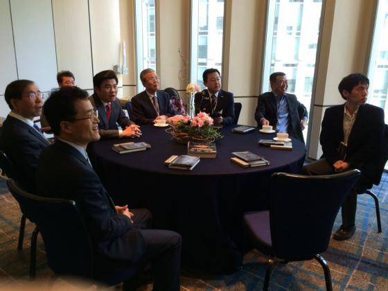 김종인 더불어민주당 비상대책위원회 대표, 원유철 새누리당 원내대표, 박원순 서울시장 등이 9일 서울 광화문 포시즌스호텔 VIP실 내부에서 바둑 기사 이세돌(33) 9단과 인공지능 '알파고(AlphaGo)'의 바둑 대결을 참관하고 있다. 바둑 기사 이창호 9단(사진 오른쪽 끝)도 함께 자리했다. 김종인 대표는 "답답해서 바둑을 한 번도 둬 본 적이 없다"면서도 "아무래도 사람이 이길 것"이라고 말했다.