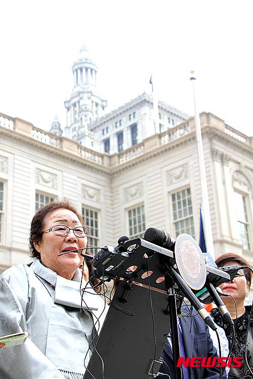【뉴욕=뉴시스】노창현 특파원 = 위안부피해자에서 위안부활동가로 거듭난 할머니들이 '세계 여성의 날'을 맞아 뉴욕과 워싱턴DC에서 한일위안부 합의 무효를 주장하는 활동을 전개해 관심을 모으고 있다. 이용수(88) 할머니는 8일 뉴욕시청과 유엔본부에서 열린 회견에서 "위안부 할머니들의 마음을 담지 못한 합의는 무효"라고 선언했다. 뉴욕시가 위안부결의안 제출을 발표한 이날 행사엔 로리 컴보 뉴욕시의회 인권위원장과 피터쿠 시의원, 해외 최초의 기림비 건립을 주도한 시민참여센터 김동찬 대표와 캘리포니아 위안부소녀상 건립의 주역 가주한미포럼의 김현정 사무국장 등 시민활동가들이 함께 했다. 2016.03.08. <사진=교회일보 제공>   robin@newsis,com