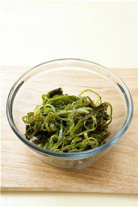 1. 미역줄기는 염장된 것으로 구입하였으면 찬물에 3~4회 정도 씻어 물기를 꼭 짠다. (Tip 짠맛이 강한 것은 물에 20분 정도 담가둔다. 너무 오래 담가두면 맛이 다 빠져 버리니 주의한다.)