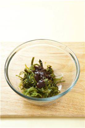 4. 나머지 반은 분량의 재료를 모두 섞어 초고추장을 만들어 조물조물 무친다.