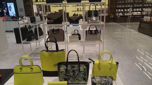 현대시티아울렛 동대문점 3층 여성패션 코너에 상품이 진열돼있다. / 조성준 기자