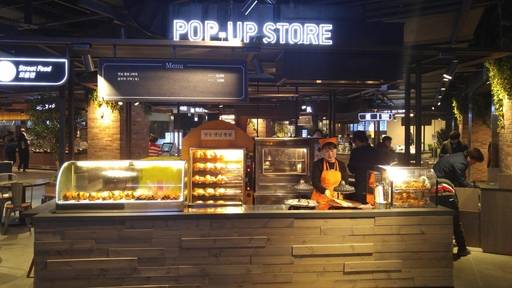 현대아울렛 동대문점 지하 1층엔 지역 유명 맛집 브랜드가 1~2개월 주기로 입점하는 ‘F&B 전문관’이 운영된다. / 조성준 기자