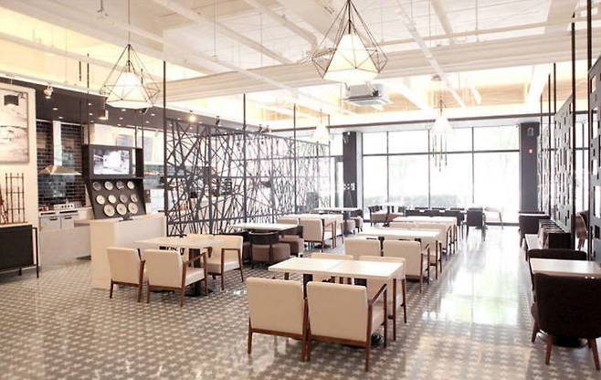 오프라인 매장 `업타운홀릭 드레스앤드커피`