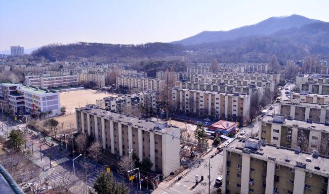 강남구 개포동&lsquo; 개포주공2단지&rsquo;가 철거된 자리에서 부지 정리작업이 진행 중이다. 여기엔 35층짜리 초고층 아파트가 새로 들어선다./ [사진=이상섭 기자/babtong@heraldcorp.com]