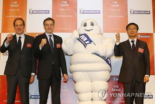 (서울=연합뉴스) 김도훈 기자 = 10일 오전 서울 종로구 포시즌스호텔에서 열린 '미쉐린 가이드 서울' 기자간담회에서 파비앙 페논 주한 프랑스대사(왼쪽부터), 미쉐린 그룹 베르나르 델마스 부사장, 미쉐린 타이어 마스코트 비벤덤, 미쉐린코리아 김보형 사장이 기념촬영을 하고 있다. 한국은 이번 미쉐린 가이드 서울 발간으로 아시아에서 4번째 미쉐린 가이드 발간국가가 됐다. 미쉐린 타이어 창업자인 앙드레 미쉐린, 에두아드 미쉐린 형제가 운전자에게 필요한 각종 식당과 숙소에 관련된 정보를 담아 무료로 배포하면서 시작된 미쉐린 가이드는 현재 전 세계 25개국에서 26개 에디션으로 발간되고 있다. 2016.3.10