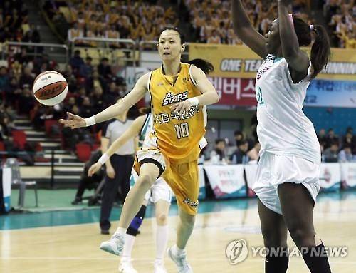 KB 변연하 "패스할 줄 알았지?" (부천=연합뉴스) 윤태현 기자 = 10일 부천실내체육관에서 열린 여자프로농구 플레이오프 1차전 부천 KEB하나와 청주 KB스타즈의 경기에서 KB스타즈 변연하가 슛하는 척하다가 패스하고 있다. 2016.3.10