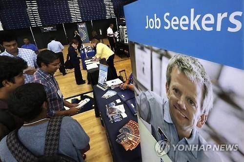 미국의 한 취업박람회장 모습 <<AP=연합뉴스 자료사진>>