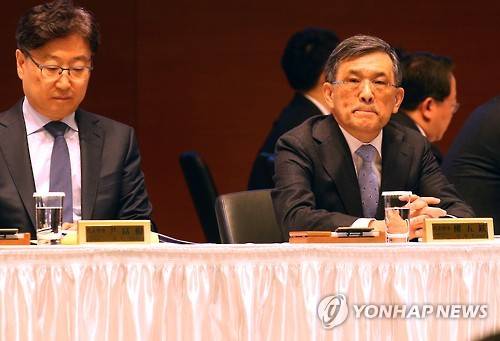 삼성전자 권오현-윤부근, 주주총회 참석     (서울=연합뉴스) 전수영 기자 = 삼성전자 권오현 이사회 의장(대표이사 부회장)과 윤부근 삼성전자 CE부문장 대표이사 사장이 11일 오전 서울 서초구 서초동 삼성전자 서초사옥에서 열린 정기 주주총회에 참석하고 있다. 이날 삼성전자와 현대자동차 등 12월 결산 상장사 54곳이 정기 주주총회를 열었다.