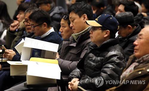 삼성전자, 제47기 정기 주주총회     (서울=연합뉴스) 전수영 기자 = 삼성전자 정기 주주총회가 11일 오전 서울 서초구 서초동 삼성전자 서초사옥에서 열렸다. 주주들이 권오현 이사회 의장(대표이사 부회장)의 인사말을 듣고 있다. 이날 삼성전자와 현대자동차 등 12월 결산 상장사 54곳이 정기 주주총회를 열었다.