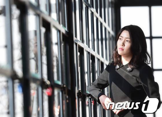 배우 심은경이 최근 서울 종로구 삼청동의 한 카페에서 진행된 영화 '널 기다리며' 인터뷰에서 향후 작품 속 캐릭터로 기억되는 연기자가 되고 싶다고 털어놨다. © News1star / 권현진 기자