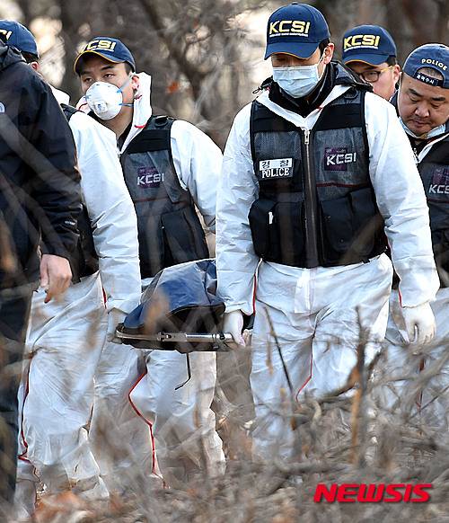 【평택=뉴시스】이정선 기자 = 30대 계모가 예비 초등생 자녀를 학대하고 길에 버린 사건의 피해자인 신원영(6)군을 암매장했다고 자백한 12일 오전 경기도 평택시 청북면의 한 야산에서 신 군의 시신으로 추정되는 사체가 이송되고 있다. 2016.03.12.   ppljs@newsis.com