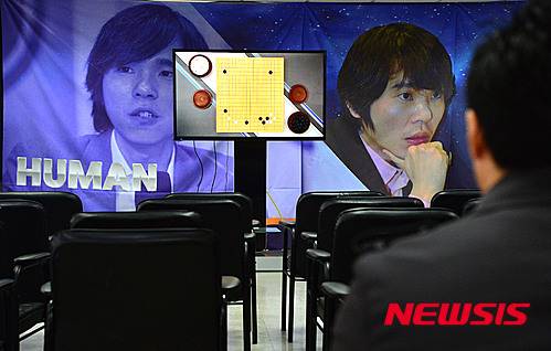 【서울=뉴시스】김선웅 기자 = 이세돌 9단과 구글 딥마인드 인공지능 프로그램 '알파고'와의 네 번째 대국일인 13일 오후 서울 성동구 홍익동 한국기원 대국중계장이 텅 빈 모습을 보이고 있다. 2016.03.13.   mangusta@newsis.com