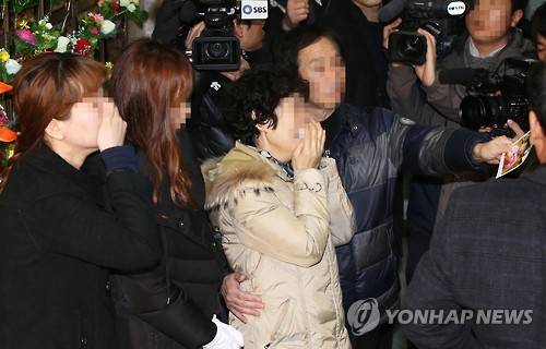 원영군 사진 건네는 유족들     (평택=연합뉴스) 홍기원 기자 = 계모에게 학대받다 숨진 신원영군의 유족들이 13일 오후 경기도 평택시 청북면 평택시립추모관에서 안치단에 넣을 사진을 건네고 있다. 2016.3.13     xanadu@yna.co.kr